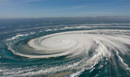 نجاة مذهلة لهاتف ذكي بعد إعصار مدمر في الفلبين (صورة) 