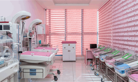 تدخل جراحي ونزيف داخلي.. فنان يطلب الدعاء لزوجته بعد ولادة متعثرة!