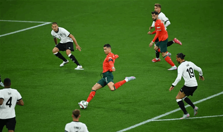 رونالدو يخرق المنطق… يميني بين عظماء اليسرى