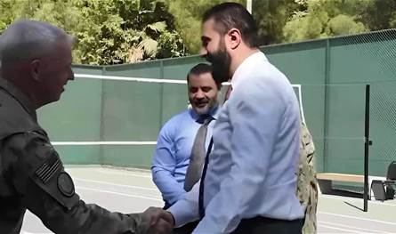 بالفيديو: الشرع يلعب كرة السلة مع اثنين من كبار قادة الجيش الأميركي