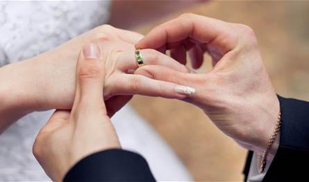 بعد أنباء طلاقه... فنان شهير يستعد لدخول القفص الذهبي مجددًا