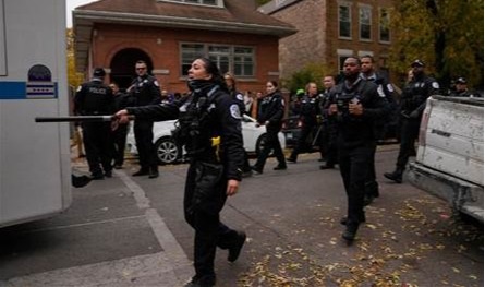 أثناء أداء مهامهم.. مسلح يطلق النار على عناصر حرس الحدود الأميركي في شيكاغو