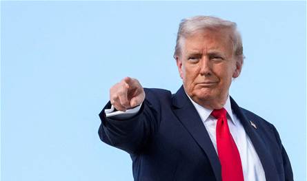 ترامب يغفو أثناء مؤتمر صحفي في المكتب البيضاوي.. صور تُثير الجدل!