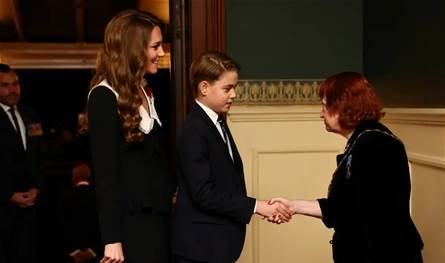 كان إلى جانب والدته وجدّه الملك... الأمير جورج شارك في احتفال لأوّل مرّة