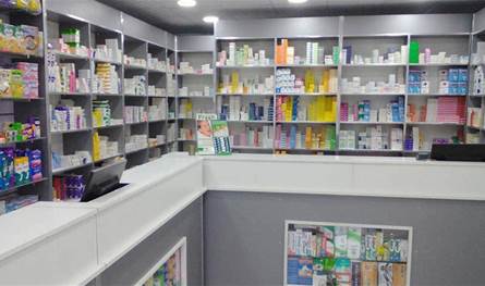 بالصورة... إقفال صيدليّة في البترون بالشمع الأحمر