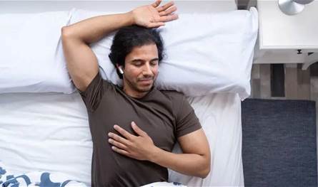 تحذير.. النوم بسماعات الأذن قد يؤدي إلى الخرف