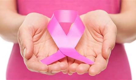 علامات تحذيرية لسرطان الثدي.. لا تهمليها 