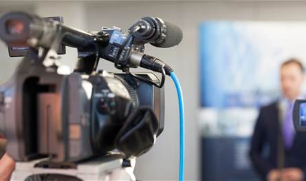 إعلامي شهير ينفصل عن زوجته مقدمة البرامج.. هكذا أعلن الخبر (صورة)