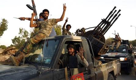 جدلٌ كبير في ليبيا... مسلّحون يُرافقون نجل قائد عسكريّ من المدرسة إلى المنزل!