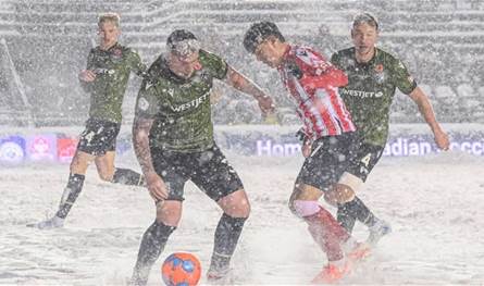 استمرت 4 ساعات.. عاصفة ثلجية عنيفة تضرب مباراة كرة قدم! (فيديو)