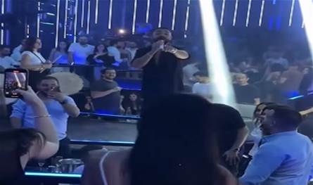 فنان لبنانيّ يُوقف حفله في بيروت للترحيب بزوجته... شاهدوا بالفيديو ما قاله لها