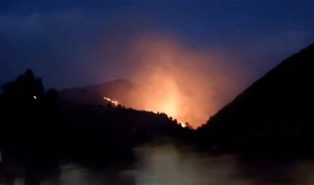 بسبب الغارات... النيران لا تزال مشتعلة في الجرمق