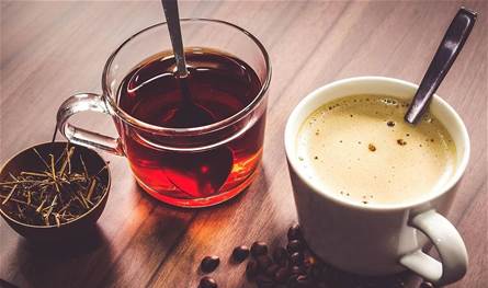 دراسة: مزيج القهوة والشاي والماء قد يطيل العمر
