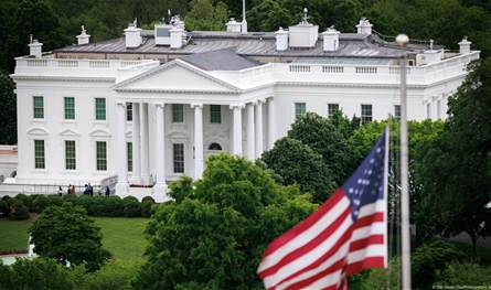 الشرع يحيي السوريين خارج البيت الأبيض (فيديو) 