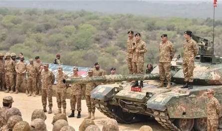 وسط معارضة شديدة.. قائد الجيش الباكستاني يحصل على صلاحيات موسعة