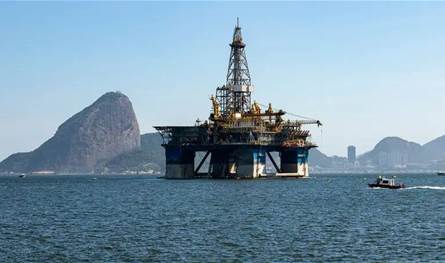 النفط يتراجع بفعل مخاوف من تخمة المعروض