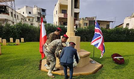 بالصور: ممثلون عن السفارة البريطانية يزورون مقابر الجنود البريطانيين في مدينة الميناء