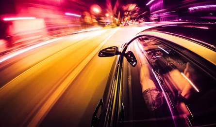 فيديو أثار ضجّة كبيرة في دولة عربيّة... طفلة تقود سيارة ووالدها يبتسم!