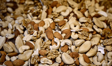 أيهما الأفضل لصحتك.. المكسرات النيئة أم المحمصة؟