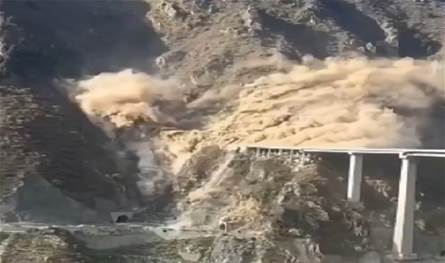 بعد وقتٍ قصير من إفتتاحه... إنهيار جزء من جسر في الصين