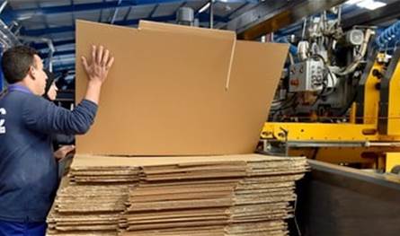 أصحاب مصانع الكرتون يحذرون من كارثة صناعية تهدد مئات العمال