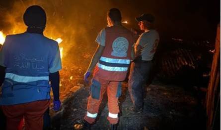 نتيجة ماسٍ كهربائي... احتراق خيمة للنازحين في هذه المنطقة (صور) 