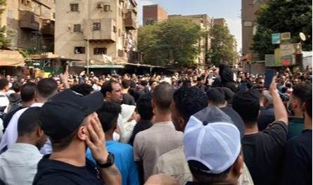 فنان شهير ينهار في جنازة إسماعيل الليثي (فيديو) 