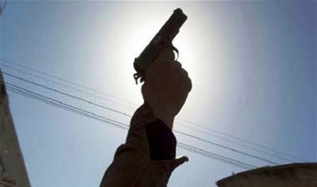 مقتل سيدة بعيار ناري على يد نجلها أثناء لعبه بالسلاح