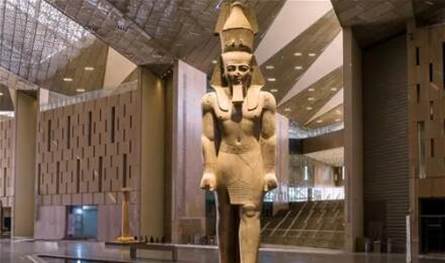 فتاة تثير غضب المصريين.. هذا ما فعلته داخل المتحف الكبير (فيديو) 