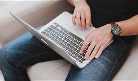 اللابتوب في الحضن... مخاطر خفية تهدد الخصوبة والعمود الفقري والنوم