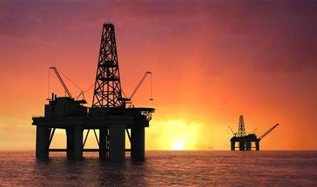 سقوط مفاجئ لبرج حفار بترولي في مصر يوقع اصابات