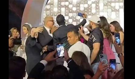 هل تذكرون حادثة صفع عمرو دياب لشاب في إحدى حفلاته؟ إجراء قانوني جديد سيتخذه