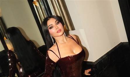 بيدها.. هيفا وهبي تأكل &quot;المنسف&quot; الأردني على الأصول (فيديو)