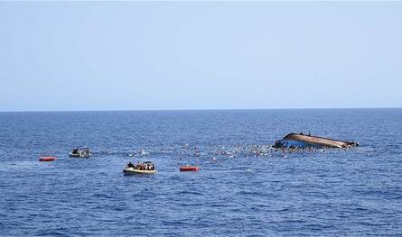 كارثة إنسانية.. 42 قتيلاً في غرق قارب مهاجرين انطلق من ليبيا