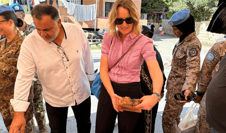  جولة تفقدية لكانديس أرديل في سوق بلدة معركة