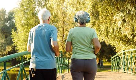 دراسة: 5 آلاف خطوة يومياً قد تبطئ تدهور الدماغ لدى مرضى ألزهايمر