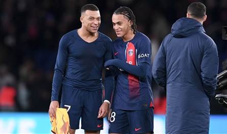 مبابي يقلب الطاولة وينضم إلى منتخب الجزائر