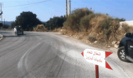 مع اقتراب موسم الشتاء.. اتحاد بلديات البترون يعمل على جرش الاسفلت عند المنعطفات الخطرة 