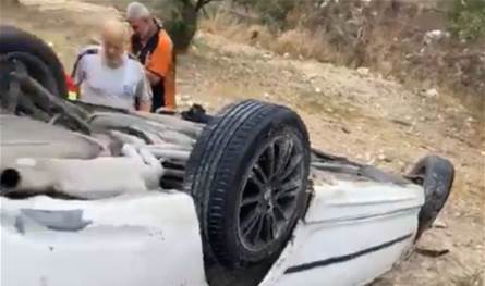 بسبب الأمطار.. انقلاب سيارة نتيجة حادث سير على طريق عام كفرحزير – الكورة (فيديو)