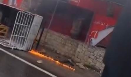 بالفيديو: حادث سير على جسر المدفون وسقوط إصابات!