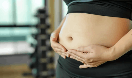 عن دهون البطن الزائدة.. تحذير عاجل للنساء 