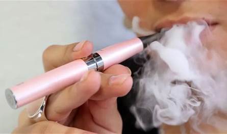 نجمٌ يُعتقل بسبب رخصة قيادة وسيجارة إلكترونية!