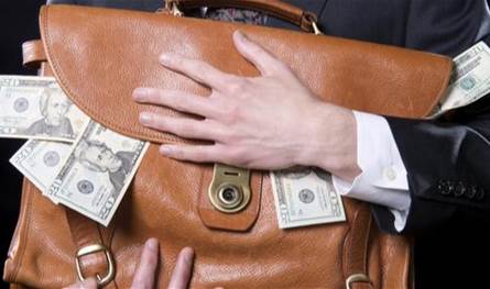 رئيس بلدية سابق يسعى للتغطية على عملية اختلاس 