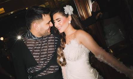 فنان شهير يُفاجئ الجمهور ويُطلّق زوجته مباشرة على الهواء.. شاهدوا الفيديو