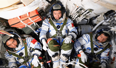 بعد تعرّض مركبتهم لاصطدام بحطام فضائي.. انتهاء أزمة الرواد الصينيين 