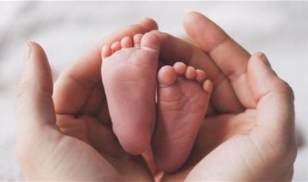 نجمة شهيرة تُرزق بطفلها الرابع.. وهكذا أعلنت الخبر (فيديو)