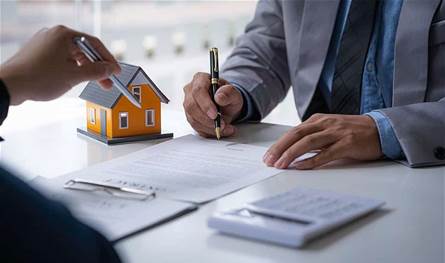 ملياردير عربيّ يعرض منزله الفخم للبيع... ما السبب؟