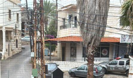 مُحاصرة منزل يتحصّن فيه مُسلّح... إليكم ما تشهده بلدة بصرما