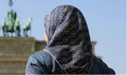 بعد ظهورها مؤخراً في مكان عام بدون حجاب… فنانة معتزلة تخرج عن صمتها وترد على الانتقادات (صور)