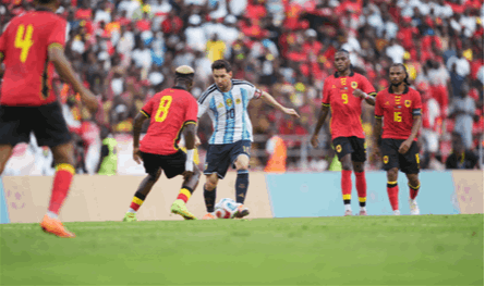 ميسي يقود الأرجنتين للفوز على أنغولا في مباراة ودية مثيرة (فيديو)